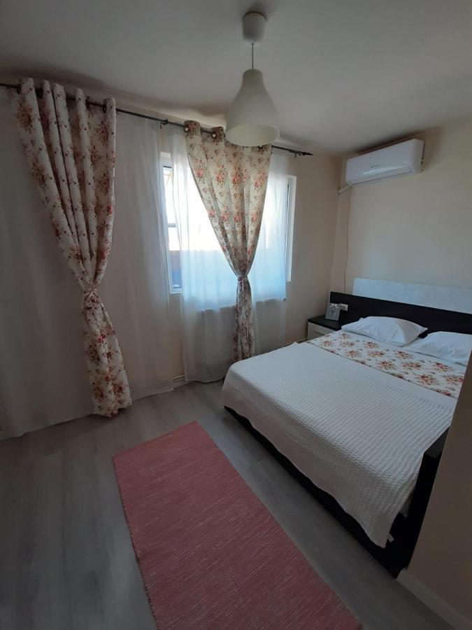 Отель Casa Flamingo Крайова Экстерьер фото